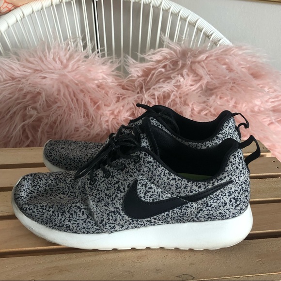 nike roshe run black sail